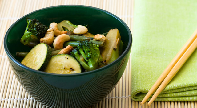 Wok végétal aux noix de cajou et graines de tournesol