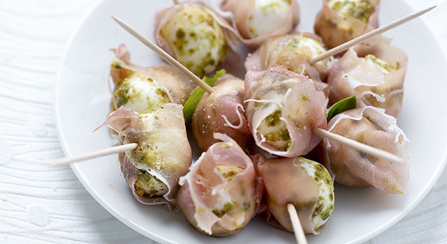 Mini tournedos de lotte au jambon de Bayonne Aoste, coulis de poivrons au paprika fumé