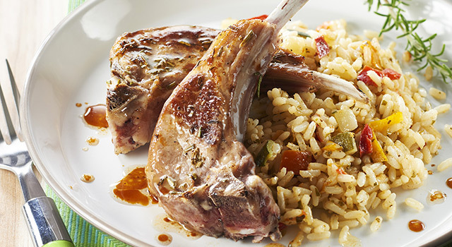 Riz à poêler légumes du soleil et parmesan - Côtes d'agneau au romarin