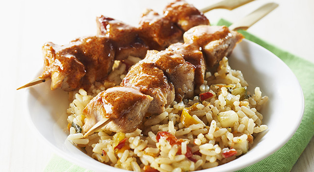 Riz à poêler légumes du soleil et parmesan - Brochettes de porc sauce saté