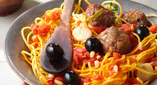 Boulettes de bœuf aux olives vertes, spaghettis aux tomates fraîches et origan