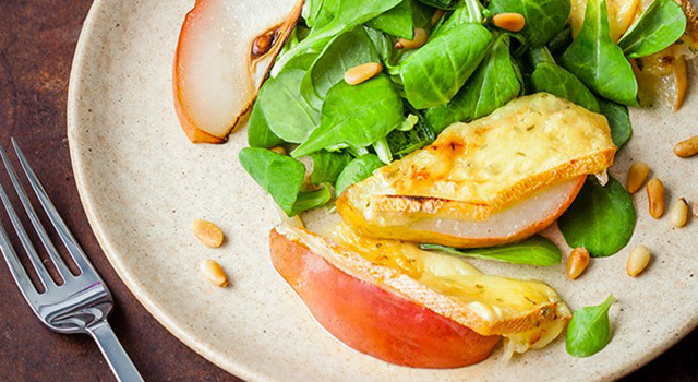 Salade de poires à la raclette Ail & Fines Herbes RichesMonts