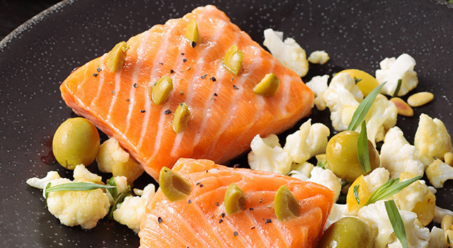 Pavé de saumon à l’unilatéral piqué d’olives vertes, chou-fleur croquant au citron confit