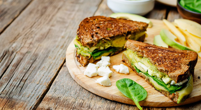 Sandwich avocat, épinard et feta