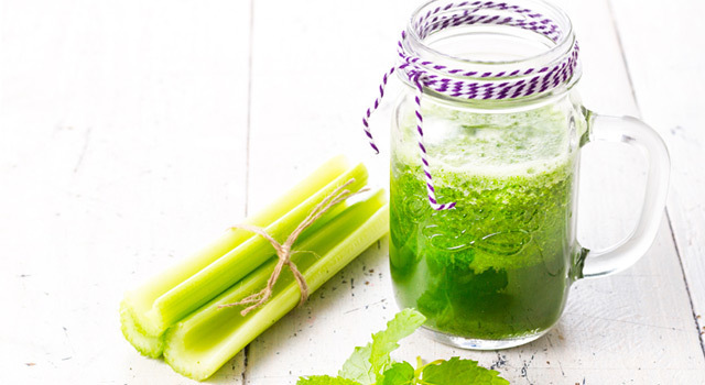 Smoothie céleri, brocoli et salade verte
