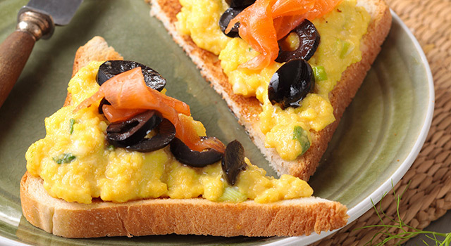 Brouillade d’œufs aux olives noires, salade de fenouil à l’orange