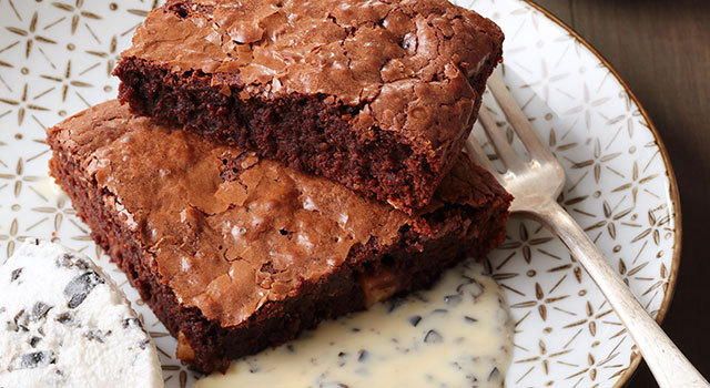 Brownie au chocolat, quenelle de crème fouettée aux olives noires