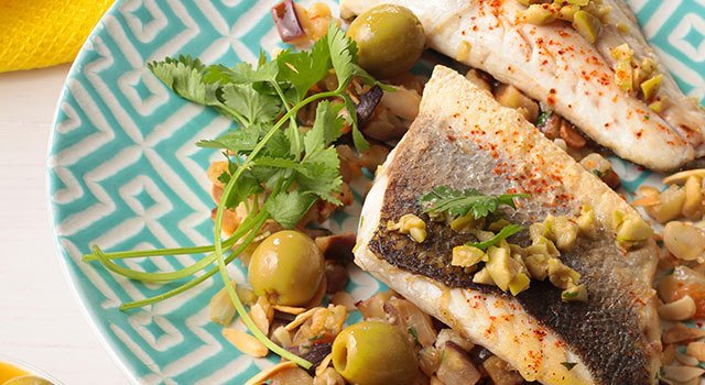 Filet de bar piqué à l’olive verte, mitonnée d’aubergines et amandes torréfiées
