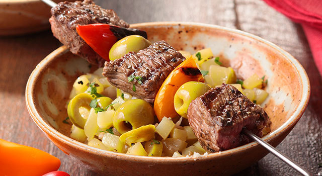 Brochettes de bœuf, condiment aux olives vertes et riviera de pommes de terre
