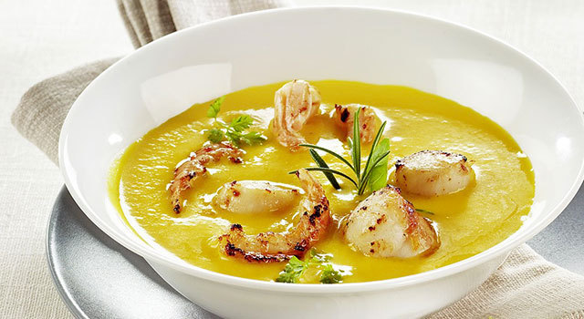 Langoustines et noix de saint Jacques sur velouté de potiron