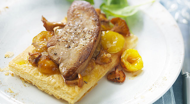 Escalope de foie gras Montfort pôelée sur sa tarte fine aux mirabelles et aux girolles