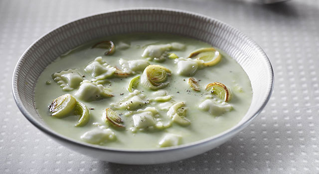 Soupe de ravioles aux poireaux caramelisés