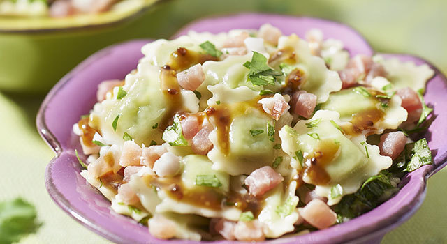 Salade de ravioles aux herbes, jambon cru et vinaigrette à l’orange