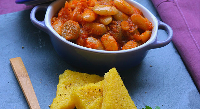 Haricots Tarbais à la sauce tomate, polenta poêlée et saucisse et romarin