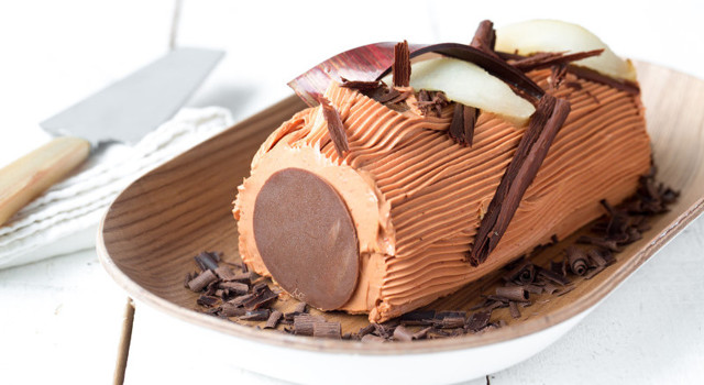 Bûche crème au beurre, glaçage chocolat et poires