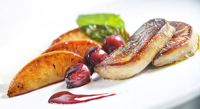 Foie gras de canard poêlé aux griottes et pommes
