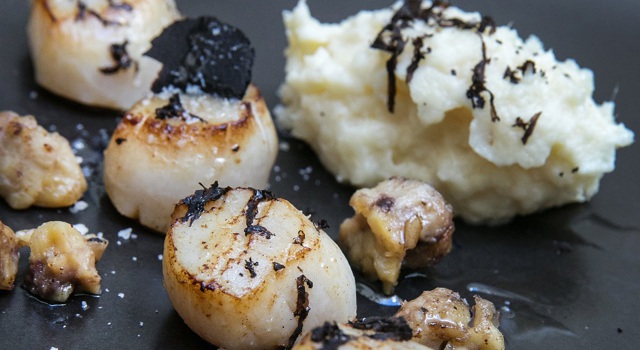 Coquilles Saint-Jacques rôties sel et poivre, purée de panais parfumée à la truffe, châtaignes caramélisées