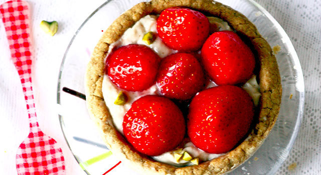 Tartelettes aux fraises, pâte sablée à la pistache & crème pâtissière à l’amande