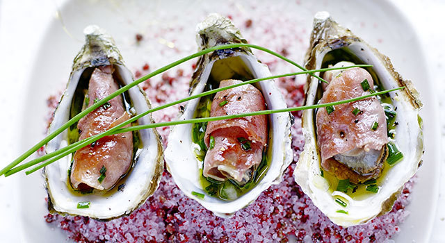 Huîtres snackées au jambon de Bayonne Aoste, sauce vierge de ciboulette à l’huile de truffe