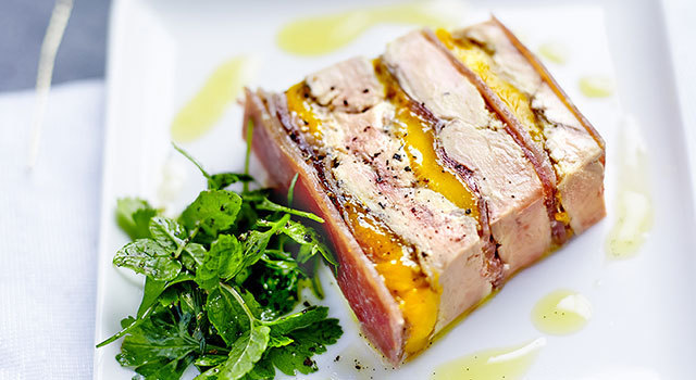 Terrine de foie gras poêlé, mangue, jambon de Bayonne Aoste et gelée de Sauternes au poivre de Timut