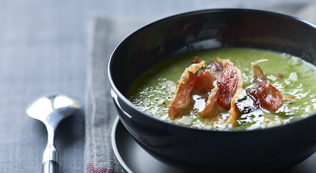 Velouté de petits pois aux amandes et ses chips de jambon serrano Aoste