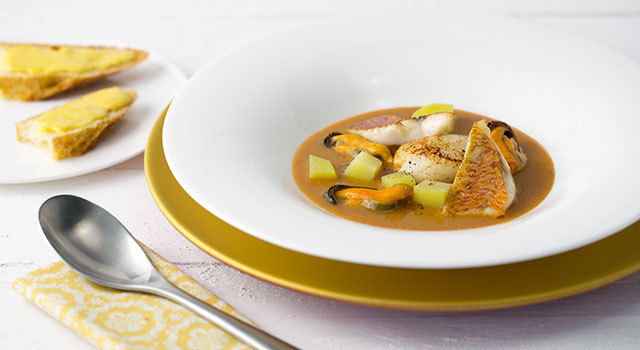 Bouillabaisse de Saint-Jacques et sa tartine croustillante de rouille au corail