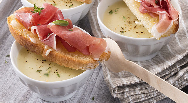 Soupe a l'oignon et aux pommes de terre, tartines de jambon de Parme