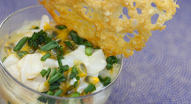 Tartare de noix de Saint-Jacques, fruit de la passion, citron vert & yuzu et sa tuile au parmesan & poivre rouge