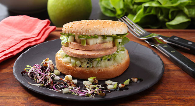 Le Burger au Foie Gras, jeunes pousses et pomme Grany Smith