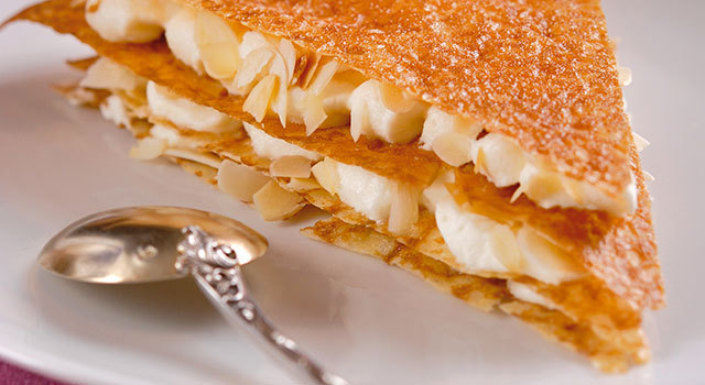 Mille feuilles de crêpes à la rose et aux amandes