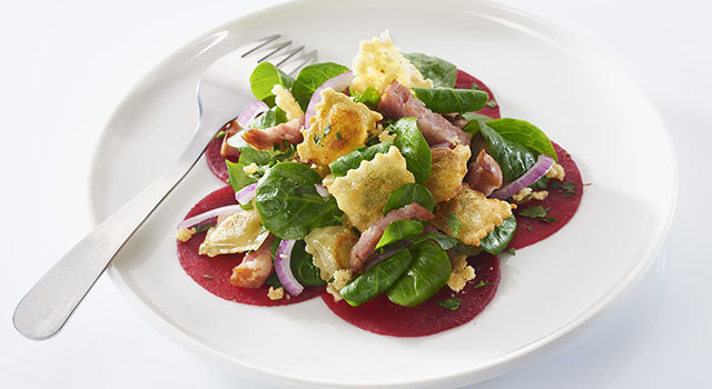 Salade de ravioles, saucisse de Morteau et Comté croustillant