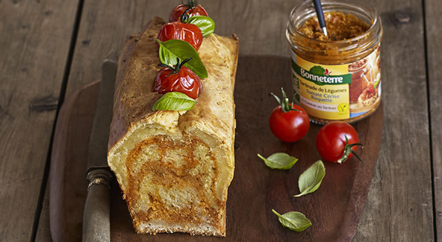 Cake au parmesan et à la tartinade de légumes tomate cerise roquette