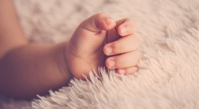 Maman en 2016 : les 20 prénoms tendance pour fille et garçon !