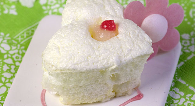 Meringue en chantilly à la rose, coeur de litchi