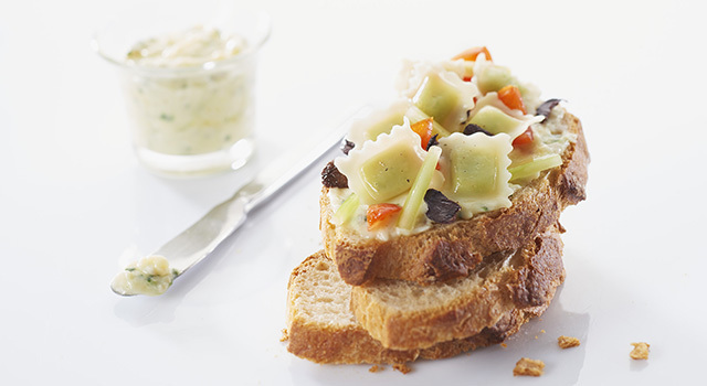 Tartine de ravioles au Saint-Marcellin et aux olives de Nyons