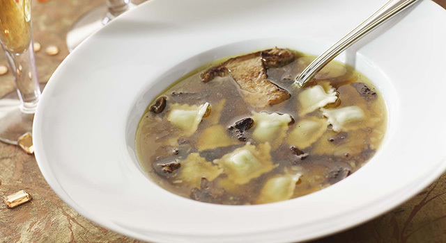 Bouillon de cèpes et ses ravioles au foie gras