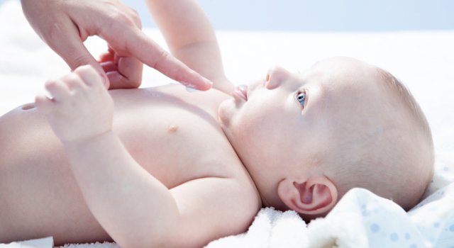 Les produits cosmétiques pour bébé à nouveau pointés du doigt