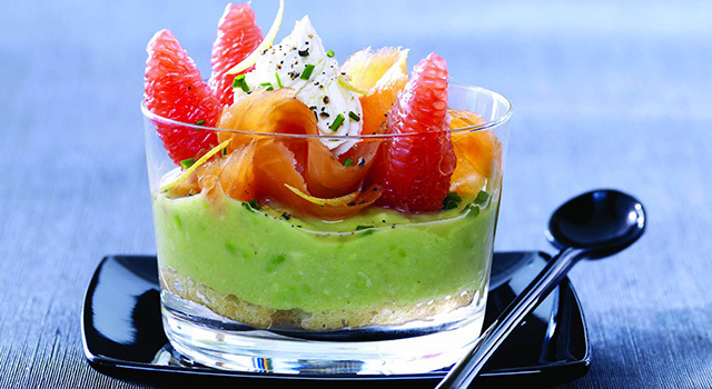 Tiramisu de saumon fumé, avocat, pamplemousse rose