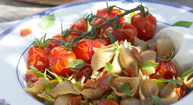 Pâtes à l’Amande, mozzarella di Bufala, tomates cerises et chorizo