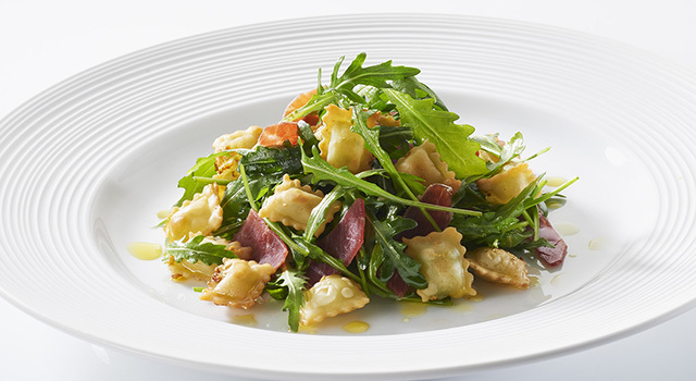 Salade de ravioles croquantes