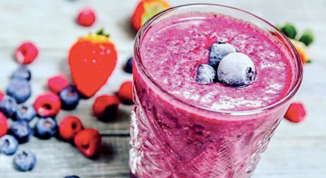 Smoothie milkshake aux myrtilles et baobab