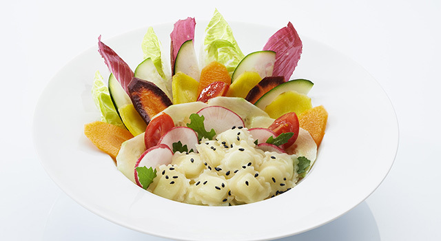 Salade multicolore  et ravioles au chèvre