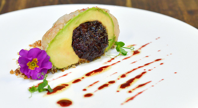 Gambas cuites à l'olive, guacamole de pruneau d'Agen et avocat