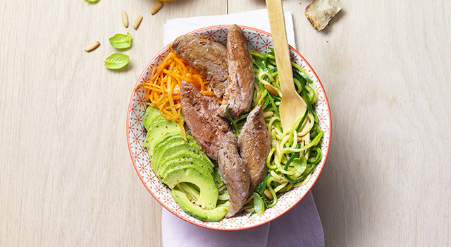 Power bowl de spaghettis aux courgettes et aiguillettes de canard
