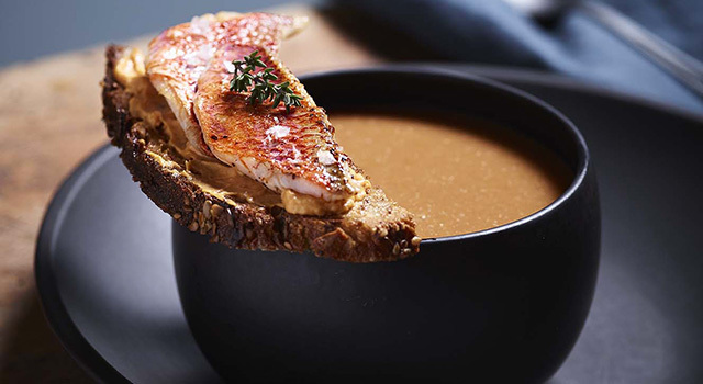 Tartine aux 5 céréales et rouget, soupe de poisson
