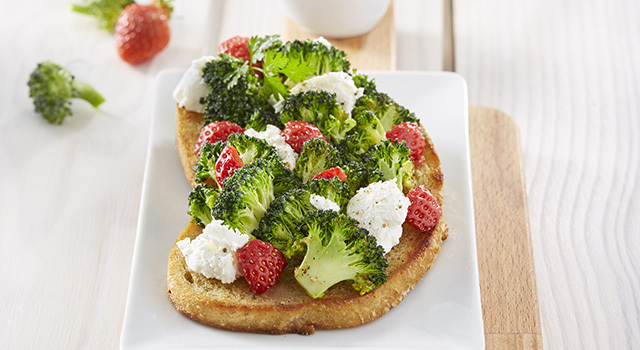 Tartine de carpaccio de brocoli et chèvre frais, vinaigrette de fraise