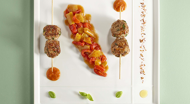 Brochettes d’agneau et poivrons cuisinés au Piment d’Espelette