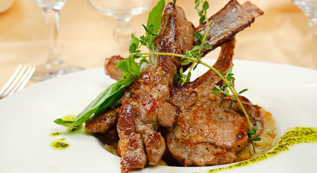 Agneau aux herbes au barbecue