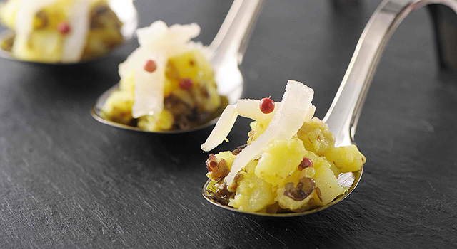 Salade de Primaline aux algues et curcuma, lieu jaune fumé