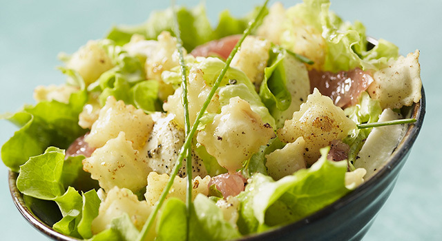Salade d'été aux ravioles frites